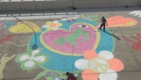 港に大きなチョークアートがお目見え 瀬戸芸の来場客を出迎え 香川