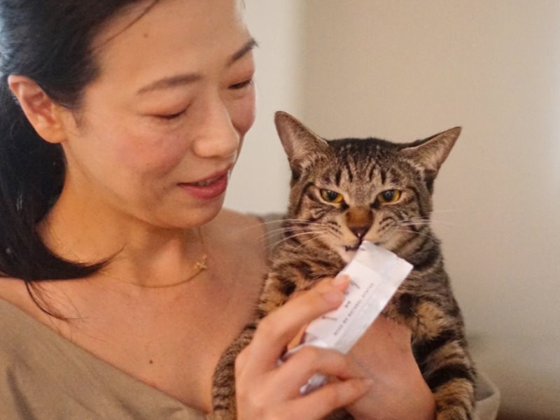 お、おいしい~面白い顔になっちゃった (庄辛琪 撮影)