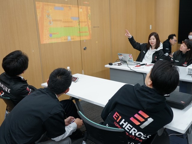プロジェクターで画面を映しながら議論する「ブロスタ」部門の部員たち