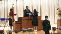 プレハブ校舎に笑顔で別れ 豪雨で被災した中学校で卒業式 倉敷市真備町