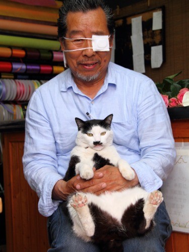 社長の福住敏美さんの腕に納まって満足の表情