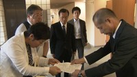 議員の海外視察の抜本的見直し求め 市民団体の代表らが県議会事務局に陳情書を提出 香川