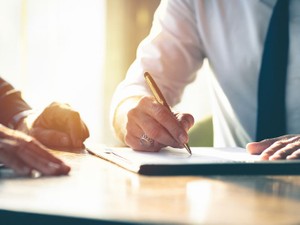 相続放棄の費用相場はいくら? 手続き費用から弁護士・司法書士への報酬まで解説