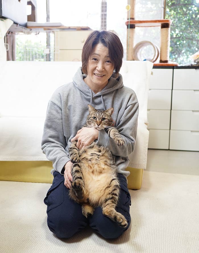 中島さんと。現在の名前は海くん。保護時からぽってり体形だったが、ダイエットに成功