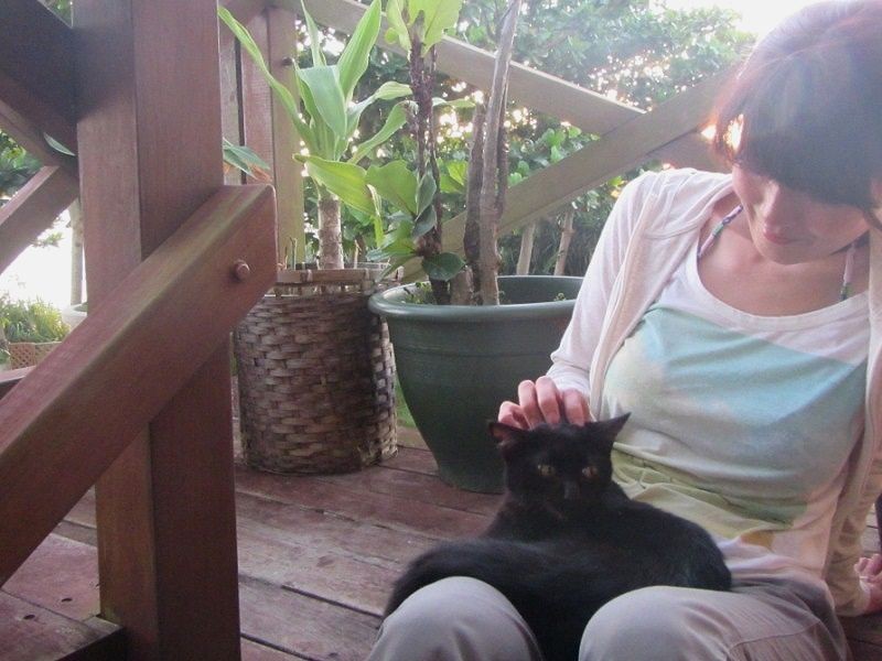 沖縄の宿のテラスでくつろぎ中(綾子さん提供)