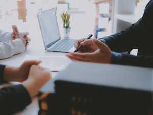 遺留分侵害額請求 弁護士に依頼すると費用はいくら? 弁護士の選び方やメリットも解説