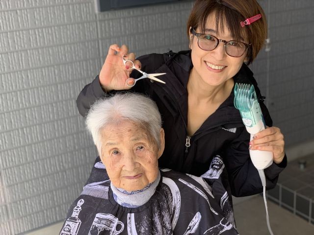 自宅の玄関で母親の髪を整えるのは元おニャン子クラブの新田恵利さん=2019年11月4日撮影、提供写真