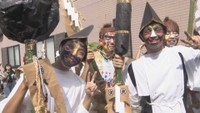 奇祭「ひょうげ祭り」が行われ地域の人たちが 奇抜な衣装と化粧で町を練り歩く 高松市