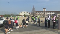 児童の登校を「ドローン」で空から見守り 岡山市の小学校で始業式