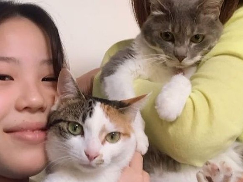 チムを抱く一華ちゃん(左)と、グリを抱く優香さん「これからもずーっと一緒だよ。よろしくね」