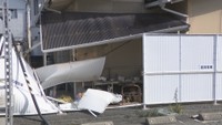 93歳運転の車が後退しスーパーに衝突…その後、40m前進し車と住宅に次々ぶつかる 運転手が軽傷 客や住人にけがなし 岡山市