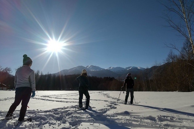 やまたみ登山企画 やまたみ所属の山岳ガイドは、スノーシューの雪原歩きなど様々なプログラムを企画する(写真はいずれもやまたみ提供)