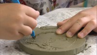 どんな模様を描こうかな? 倉敷市の小学生が瓦コースター作りを体験 岡山