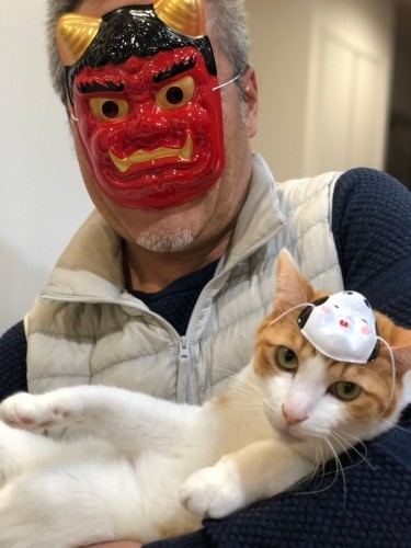 「鬼は外、福(猫)は内」。天ちゃんも久ちゃんも福を招いてくれました!(千鶴子さん提供)