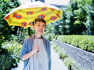 小川糸さん「小鳥とリムジン」インタビュー 「人生、笑って終われたら勝ち」