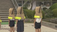 防火服をリメイクした防災頭巾を小学生に贈呈 岡山市