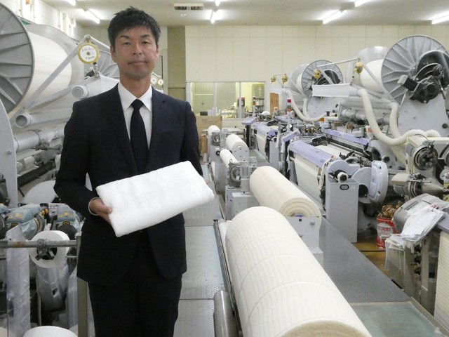 年間約143万枚のタオルを製造する、老舗のタオルメーカー「ホットマン」(東京都青梅市)7代目社長の坂本将之さん