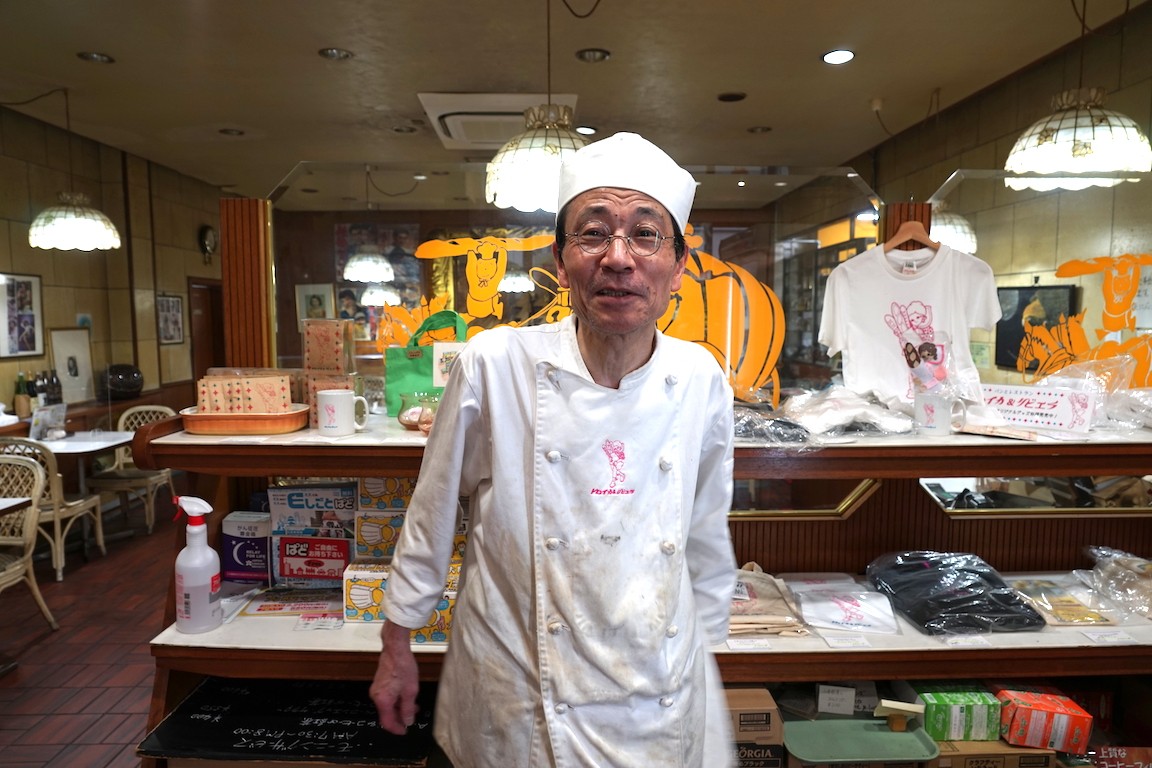 レトロな店のマスターはフルート奏者でイラストレーター? 商店街の名物店の真価は客との“コラボレーション”にあった 大阪・天王寺区