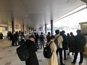 JR仙台駅タクシー乗り場に大行列 地震の影響で宮城県内のJR・地下鉄は運転見合わせ