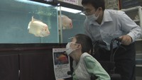 スッポンモドキと触れ合いも 高校の「ミニ水族館」を特別支援学校の児童が見学 香川県立多度津高校