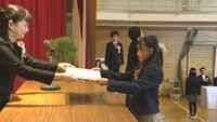 岡山市立の小学校で卒業式 6044人が学び舎巣立つ「お手本になれるような中学生になりたい」