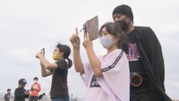 子どもたちが写真の撮り方学ぶ サプライズのアクロバット飛行も