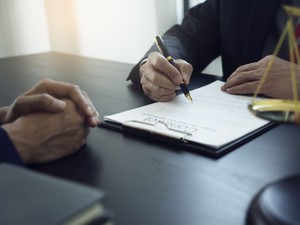 成年後見人として弁護士を選任するメリット・デメリット 職務内容・費用も解説
