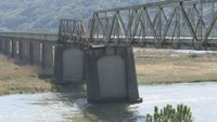 橋脚が傾いた川辺橋…原因は激しい流れで川底が削り取られる「洗掘」か 岡山県が水中ドローンなどで調査