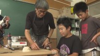 小学生が岡山出身のアーティストと一緒に「石ころ」アート作り 真庭市
