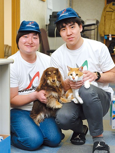 青木さんとタマスケ、山田さんとハナコと仲良く並んでフォーショット