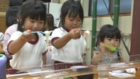 おいしい!楽しい!幼稚園児が「そうめん流し」を体験 地元の特産品味わう 岡山・浅口市