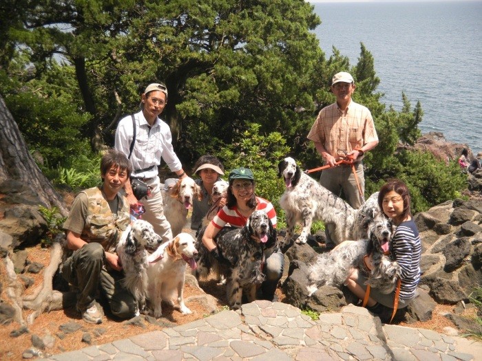 10歳3カ月(前列左から2匹目) 伊豆城ケ崎。サラ・ブルー(前列左)の佐賀の実家から母犬、兄弟姉妹犬がきてくれた(長谷川さん提供)