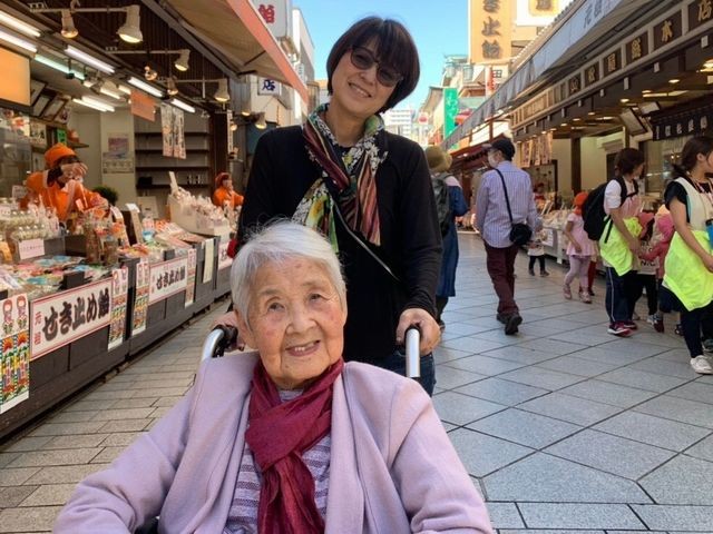 楽しそうに外出する元おニャン子クラブの新田恵利さん親子。毎年、誕生日前後に川崎大師をお参りしている=2018年11月13日撮影、提供写真