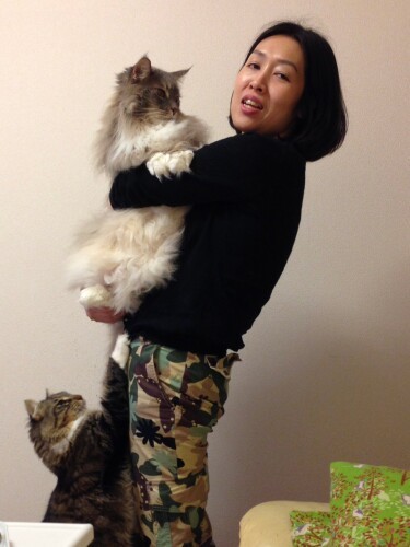 ショコラの誕生日の時、抱いて記念撮影しようとしたら、下からタルトが「僕も~」と甘えてきました(かおりさん提供)