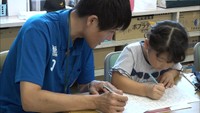 避難所の小学校で学習支援ボランティア 自主夜間中学のスタッフも参加 倉敷市