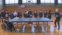 卓球の元パラリンピック日本代表選手と児童が交流 障害への理解を深める 岡山・美作市