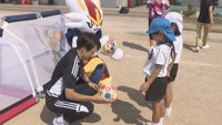 元なでしこジャパン・宮間あやさんが幼稚園に! 子どもたちとサッカーを楽しむ 香川