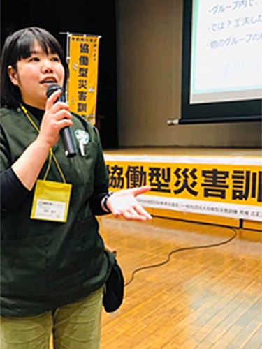 協働型避難訓練で話す西村さん(西村さん提供)