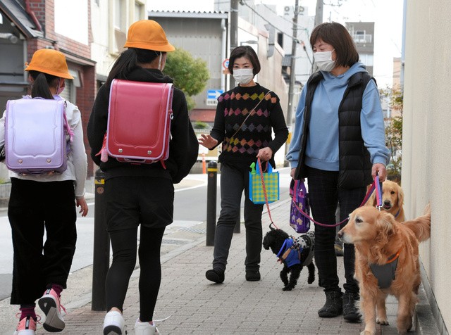 「わんわんパトロール」の様子=2021年3月1日夕、京都市南区、白見はる菜撮影