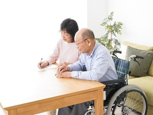 成年後見人とは? 制度のメリット・デメリット、職務をわかりやすく解説