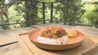 辛くないスパイスカレーやトロッとしたバスクチーズケーキ 森の景色に癒やされるカフェ 香川【ほっとマルシェ】