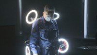 鑑識のプロが新技術を披露 千手観音ならぬ「四手ライト」や「名探偵コナン」を参考にした研究も 香川県警
