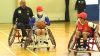 児童がパラ五輪メダリストとパラスポーツ体験 失敗恐れず挑戦する大切さなど伝える 高松市