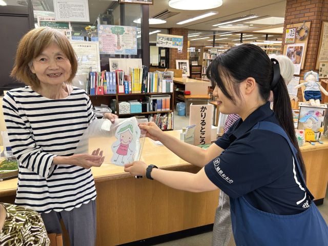 図書館まつりの飾りをお届け