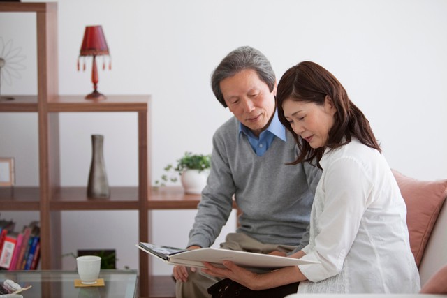相談するシニア夫婦
