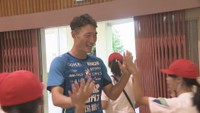ファジアーノ岡山の選手が小学校を訪問 子どもたちと笑顔で触れ合う