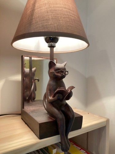 おしゃれなランプにも猫がいる