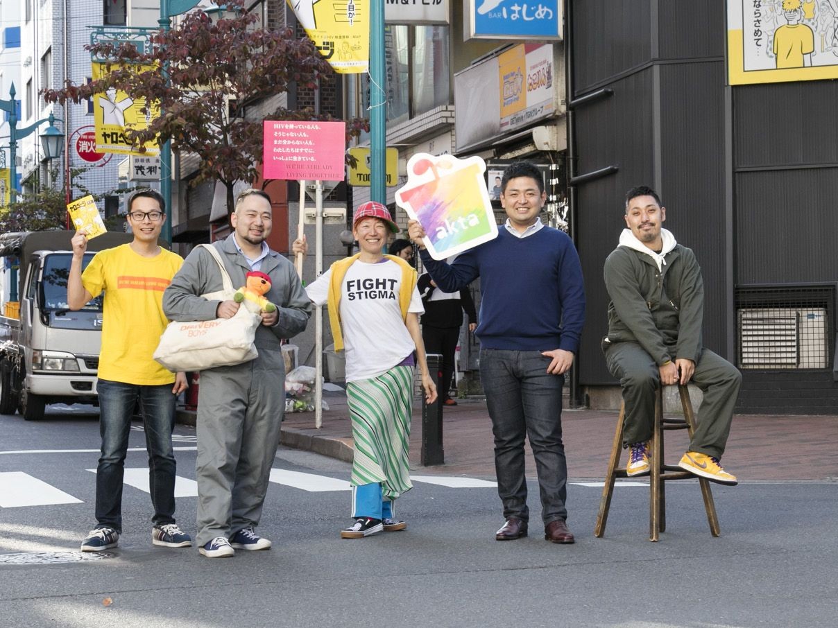aktaのメンバーら。右から2人目が岩橋恒太さん=東京・新宿、akta提供