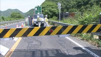 大雨の時にスムーズな交通規制を 国道180号で遮断機を使った訓練 岡山・総社市