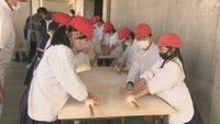 小学生が香川県オリジナルの小麦「さぬきの夢」でうどん作り 新旧2品種を食べ比べ